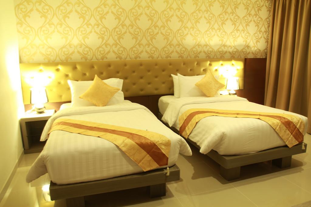 Khách sạn Hemingways Silk