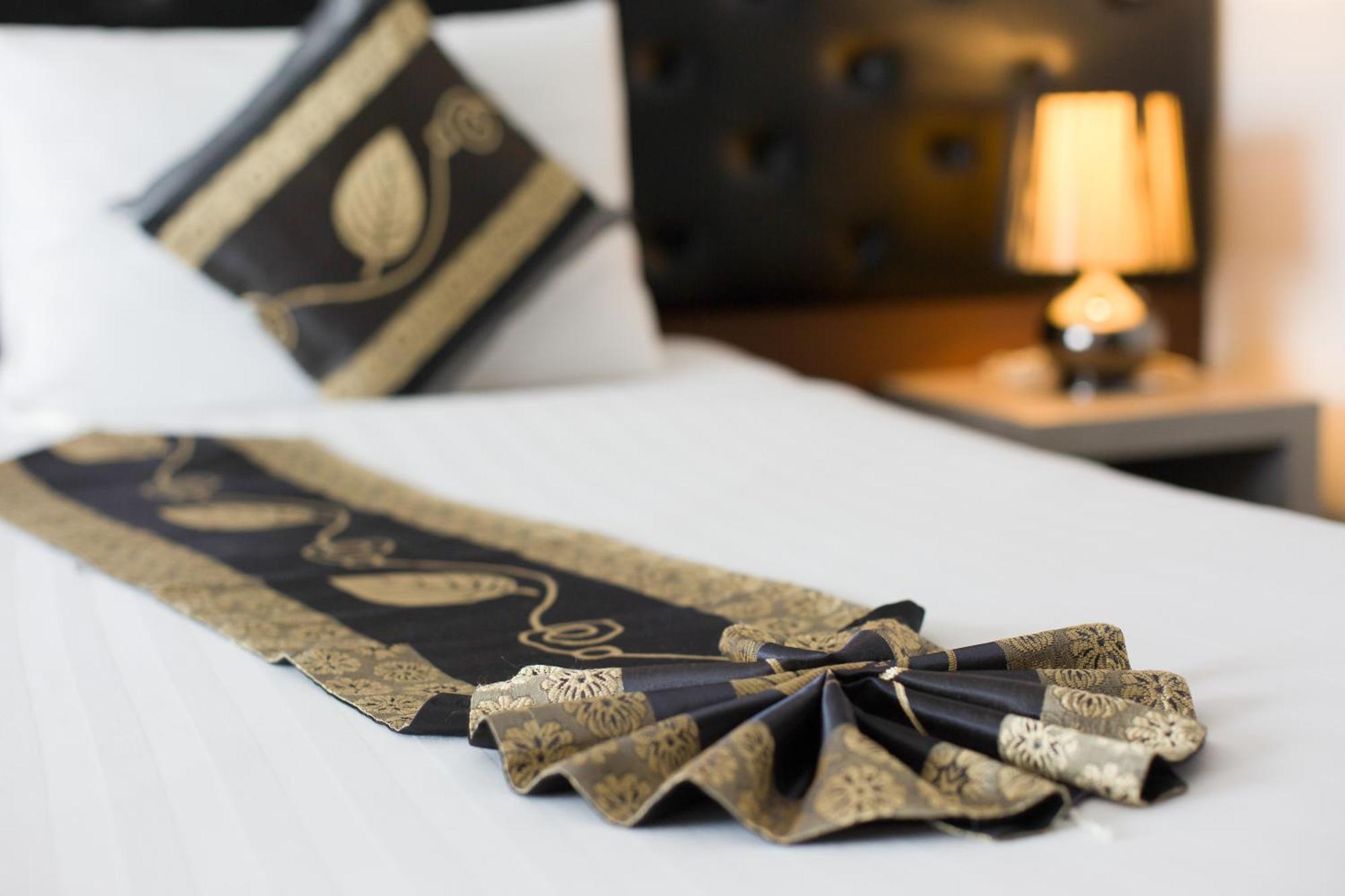 Hemingways Silk Khách sạn 3*